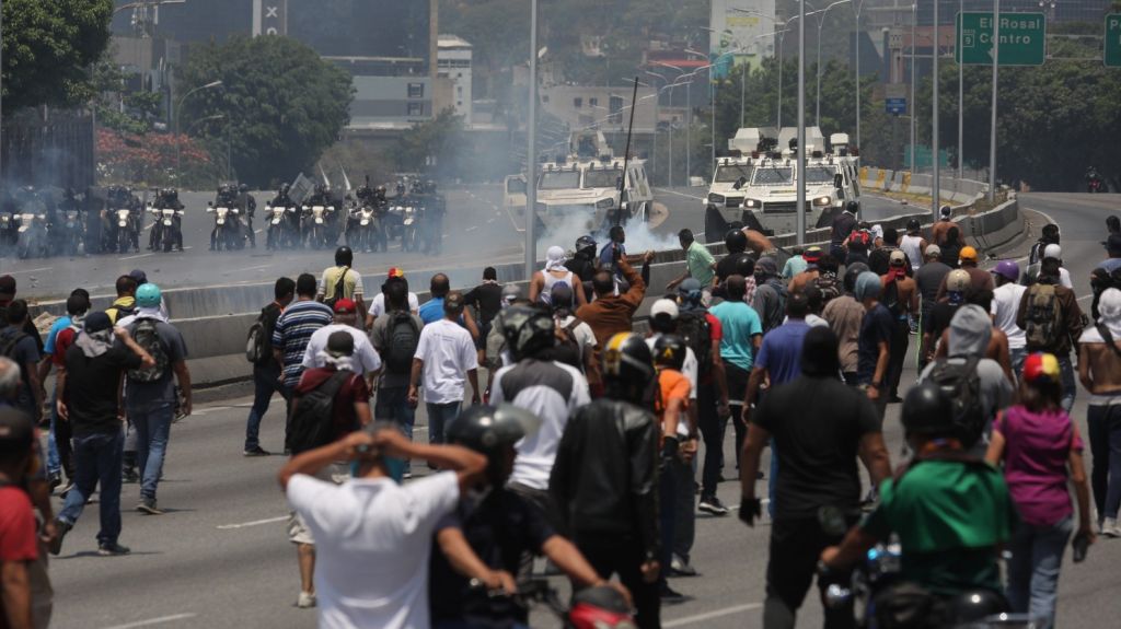  Video: Tanques en Venezuela atropellan manifestantes 