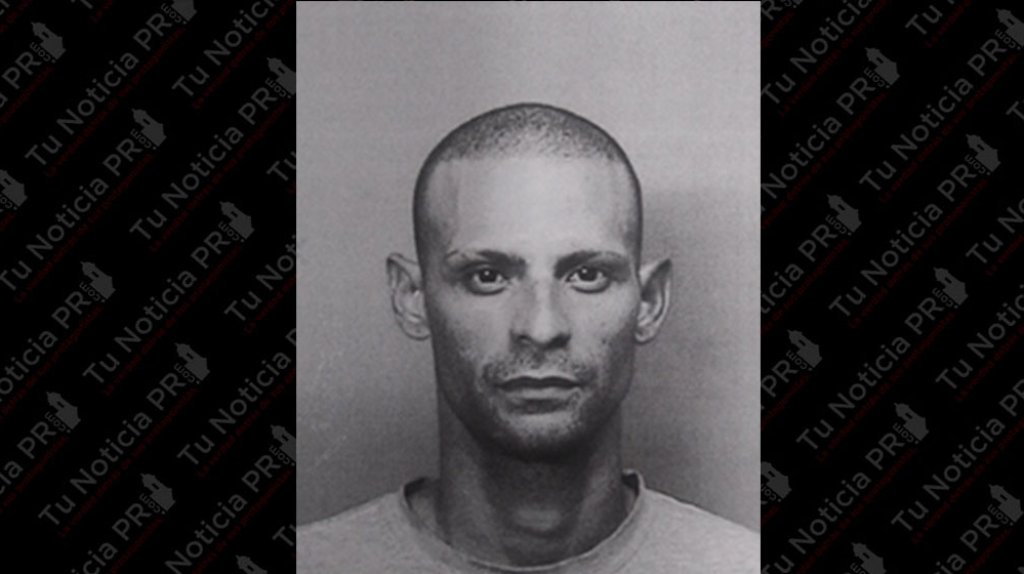  La polic&iacute;a busca a este hombre por asesinar a otro en una gasolinera de Toa Alta 