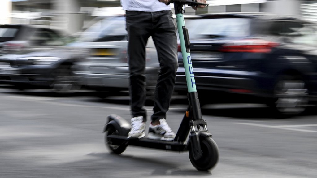  Aponte Hern&aacute;ndez busca regular uso de scooters en carreteras y expresos de la zona metropolitana 