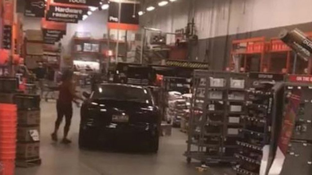  Video: Conductora entra con todo y auto a robar en &ldquo;Home Depot 