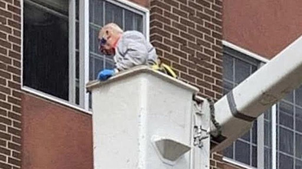  Hombre de 88 a&ntilde;os usa gr&uacute;a para ver a su esposa en un hogar de ancianos 