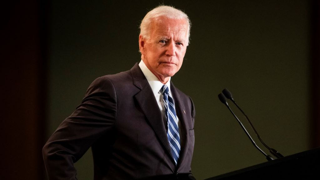  Biden quiere "escuchar" a la activista que le acusa de un beso inapropiado 