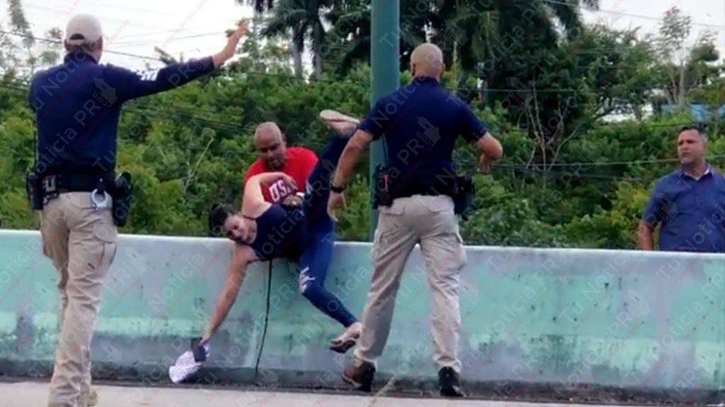  Video: Llegan familiares a la escena de hombre tiroteado en expreso Mart&iacute;nez Nadal 