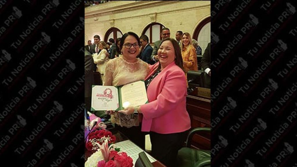  C&aacute;mara rinde homenaje a joven que ayuda a v&iacute;ctimas violencia de g&eacute;nero 