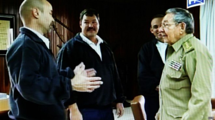 Divulgan imÃ¡genes de RaÃºl Castro recibiendo a los espÃ­as cubanos