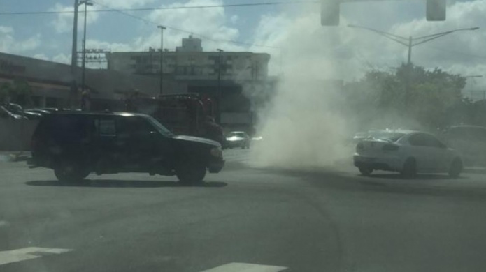 Fotos: VehÃ­culo se prende en fuego en la avenida Barbosa de Hato Rey 