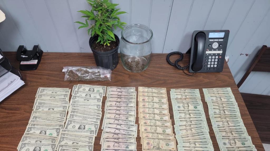  Confiscan dinero y veh&iacute;culo al arrestar a sujeto mediante allanamiento en residencia de San Sebasti&aacute;n 