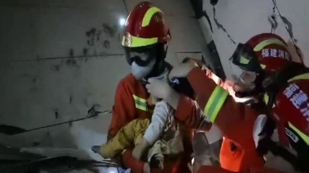  Video: Momento de hoy en que logran rescatar un bebe de hotel que se derrumb&oacute; en China 