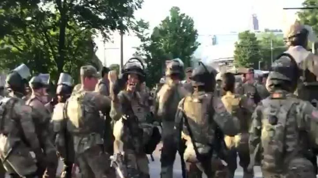  Video: Soldados de la Guardia Nacional en Atlanta, bailan la 'Macarena' con los manifestantes antes del toque de queda 