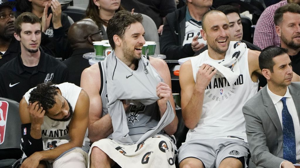  Gin&oacute;bili y Leonard dirigen la victoria de los Spurs 