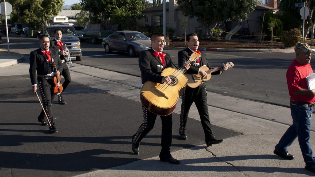  "Fiesta latina" para protestar frente a abogado acusado de racismo 