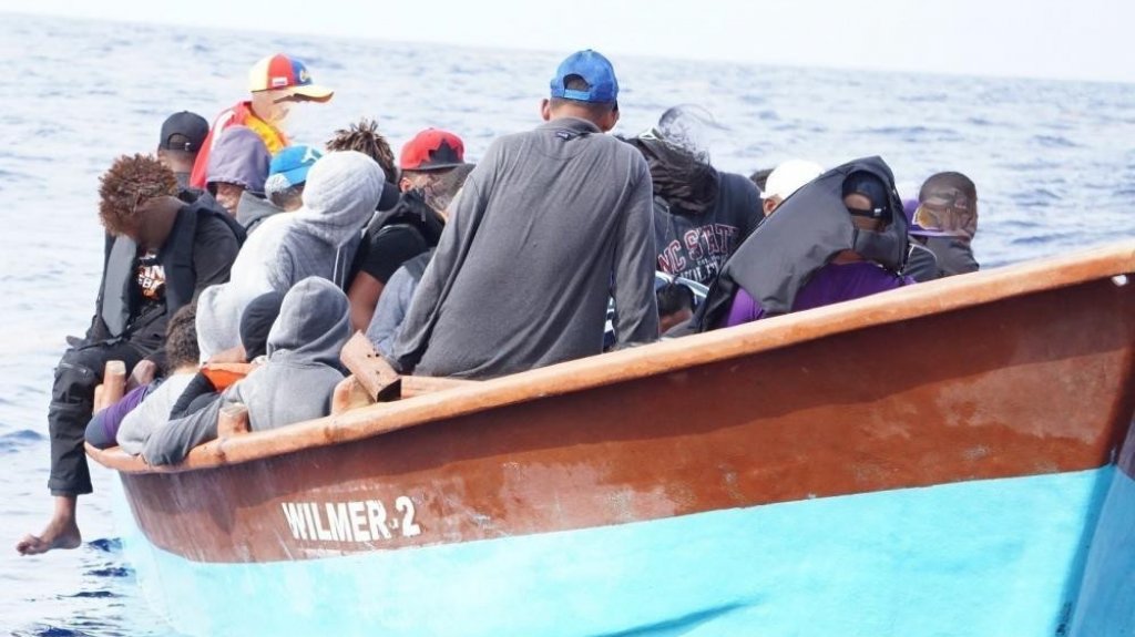  Guardia Costera repatria a 76 dominicanos, devuelve a 3 venezolanos a RD 