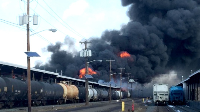 Un gran incendio se produce en un depÃ³sito de trenes en Nueva Jersey (fotos)