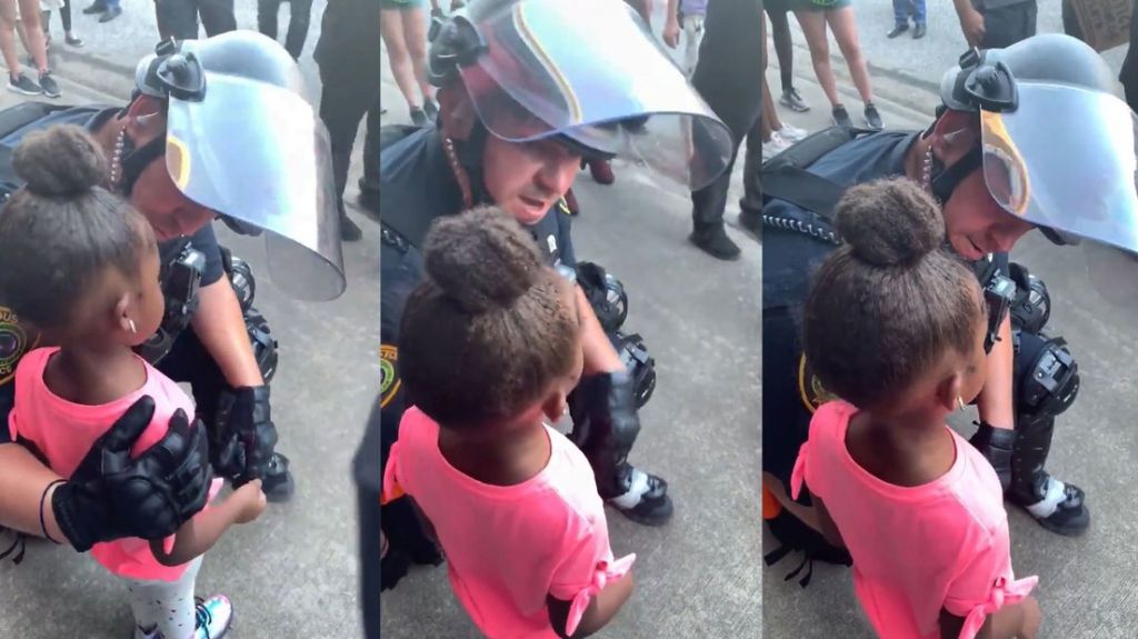  VIDEO: Se viralizan las im&aacute;genes de un polic&iacute;a consolando a una ni&ntilde;a de 5 a&ntilde;os que le pregunt&oacute; si iba a dispararle en medio de las protestas en EE.UU. 