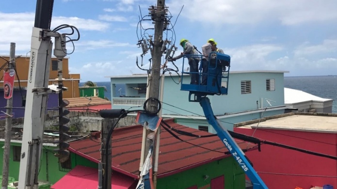  Con luz en las calles La Perla, AEE repara alumbrado  
