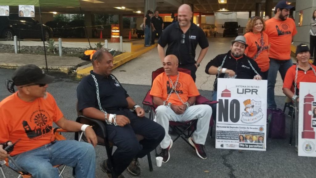  Trabajadores de la UPR se encadenan en defensa de su retiro 