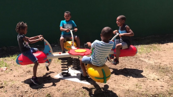NiÃ±os de ColobÃ³ en LoÃ­za inauguran nueva zona de juegos