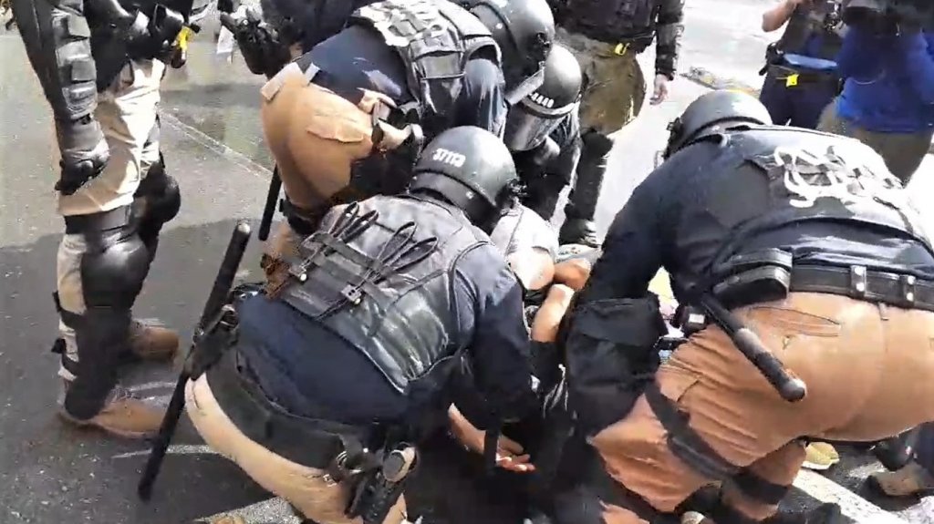  Arrestan a grupo que protestaba contra LUMA y la Junta de Control Fiscal en Hato Rey 