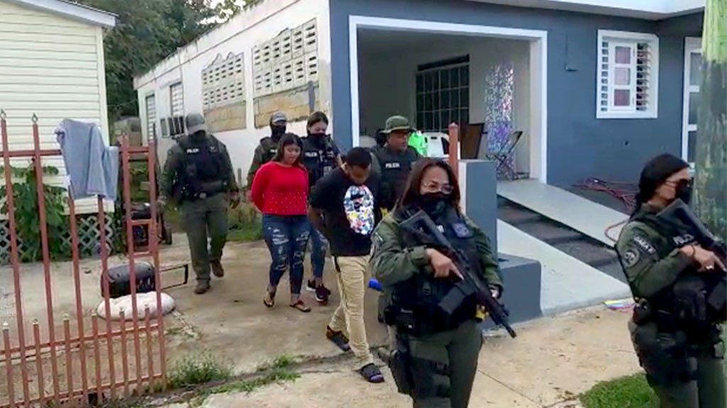  Video: Momento en que arrestan a &ldquo;Carlitos&rdquo; y &ldquo;La J&rdquo;. &ldquo;Gatilleors&rdquo; de Toa Baja y Can&oacute;vanas 