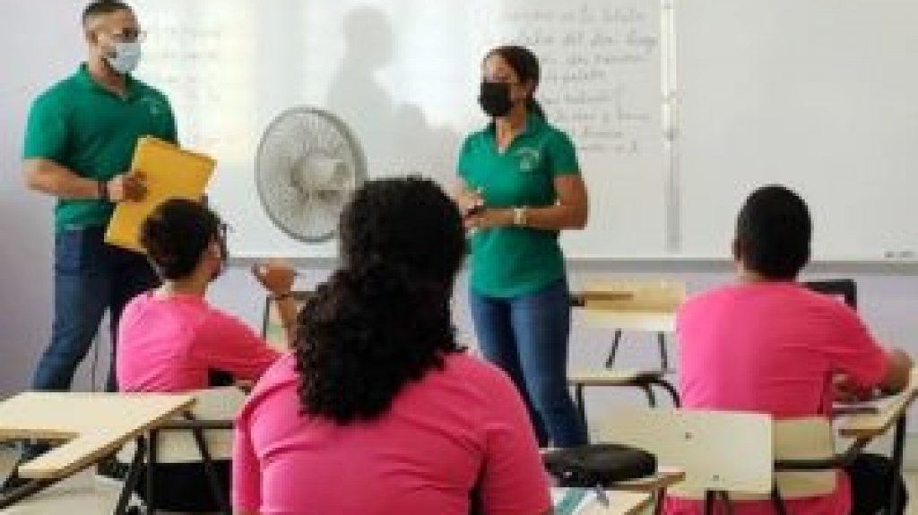  Alcaldesa de Salinas incentiva a sus estudiantes de cuarto a&ntilde;o con primer empleo 