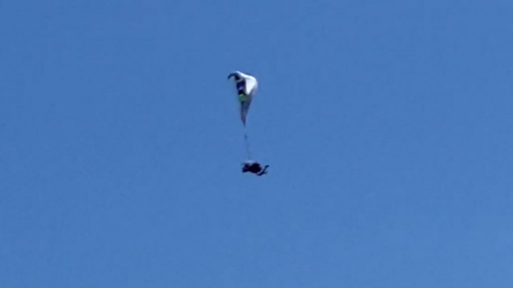  Paracaidista sufre accidente tras caer sobre edificio y cables en Arecibo 