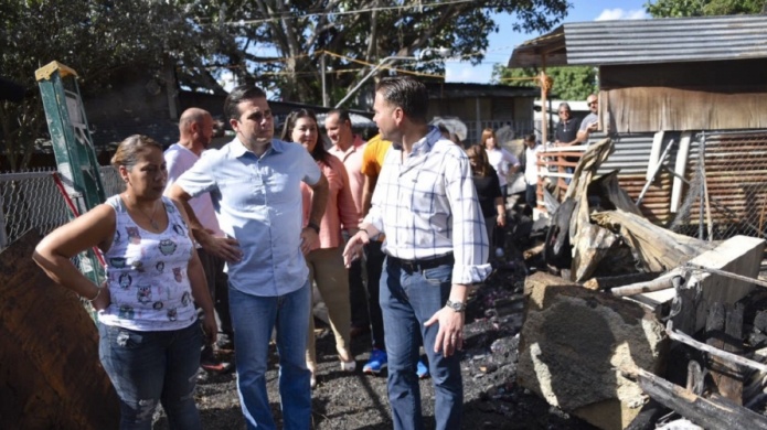 Madre que perdiÃ³ su hogar en CataÃ±o recibe visita del gobernador RossellÃ³ 