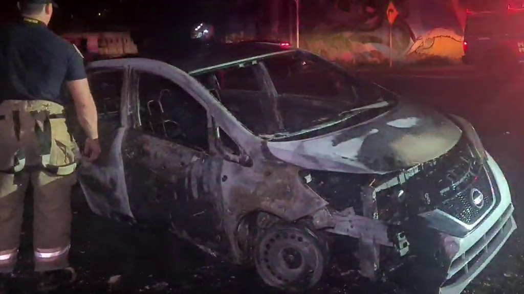  Video: Le prenden fuego a un carro en sector Canteras de San Juan 