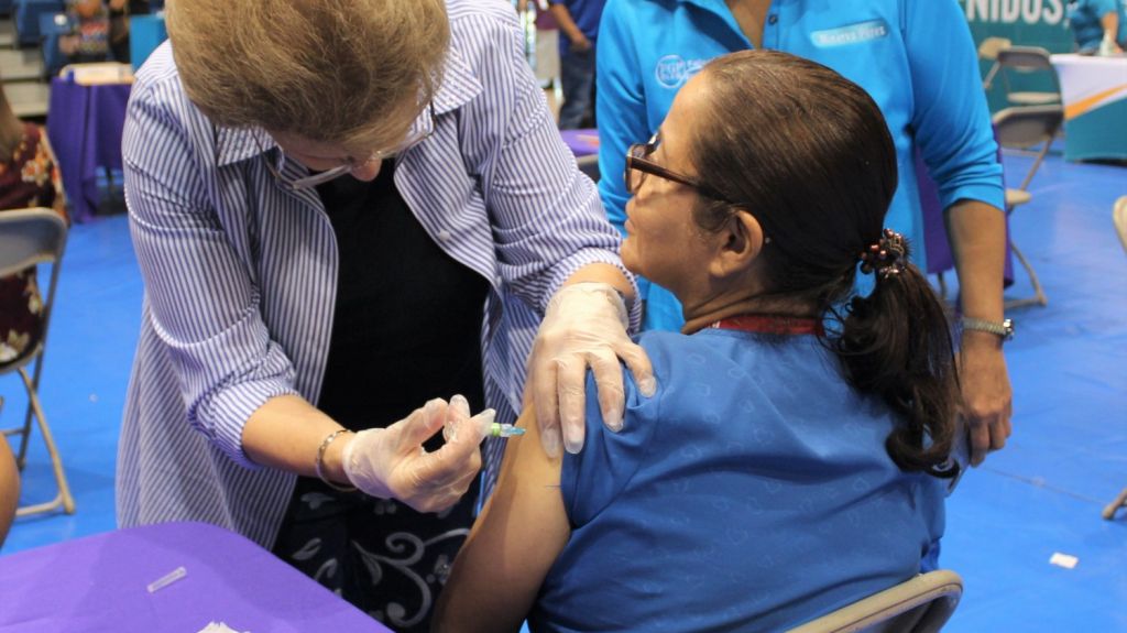  Cientos de personas llegan a vacunarse contra la influenza en Fajardo 