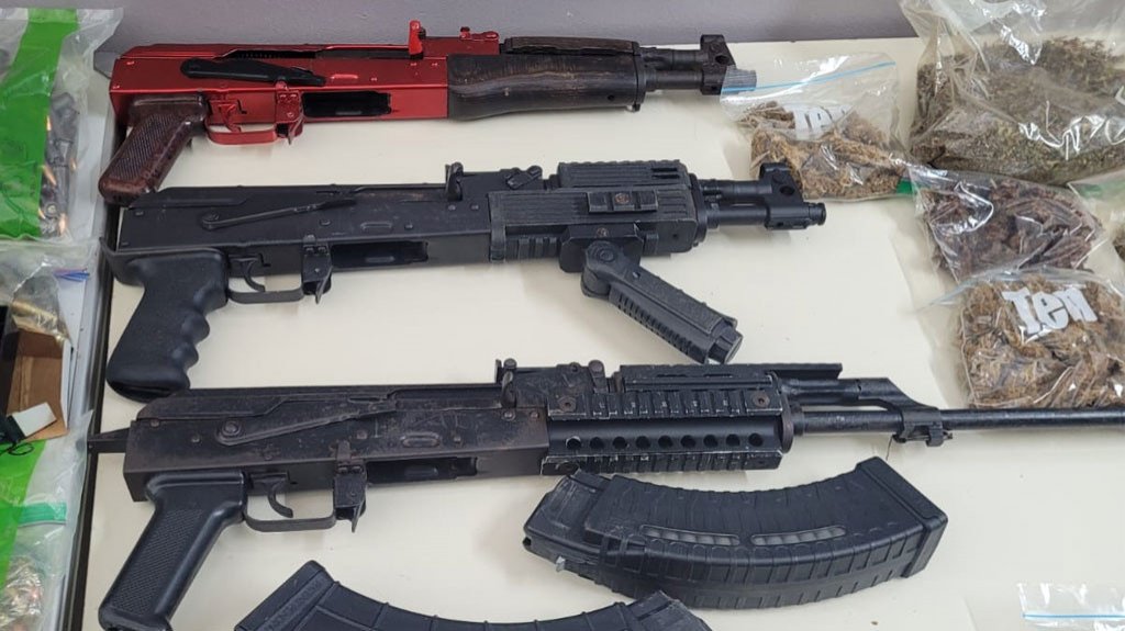  VIDEO:Ocupan rifles y drogas en allanamiento en Caguas 