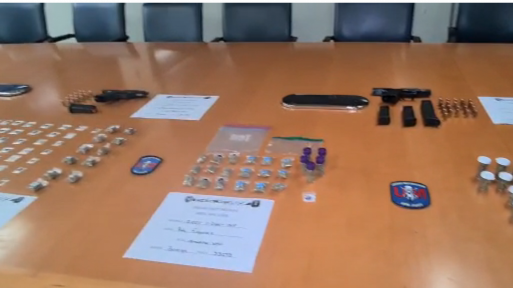  Video: UM de San Juan ocupa dos pistolas y drogas 