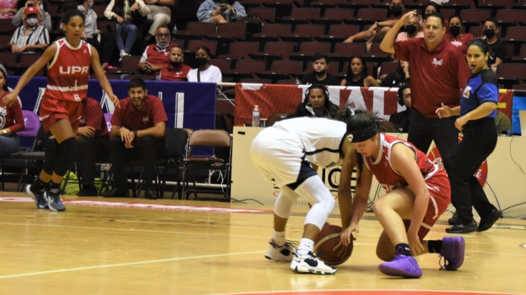  Vaqueras fuerzan a un partido decisivo en el baloncesto 