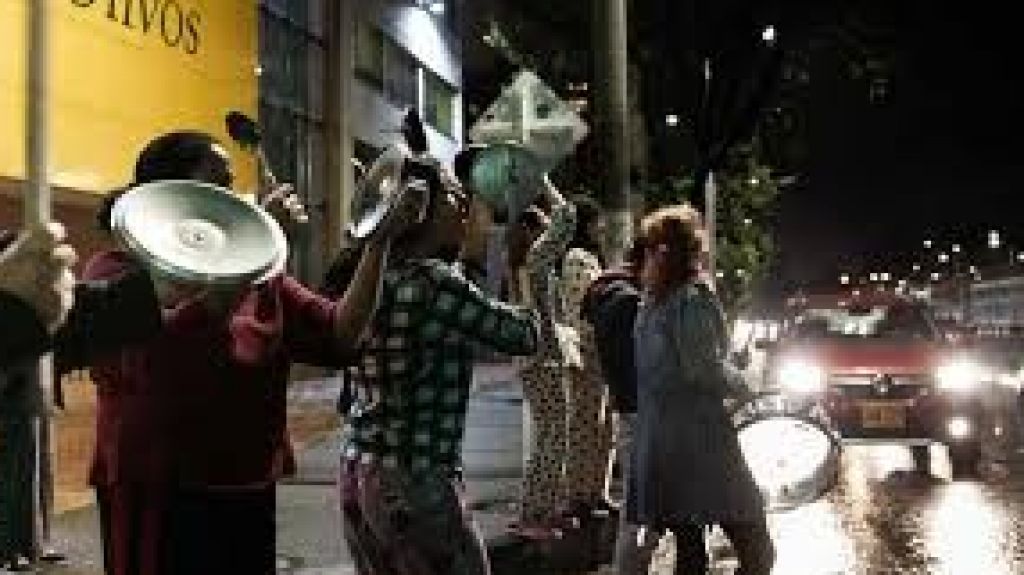  Vea video: Un s&uacute;bito cacerolazo prolonga las protestas en Colombia 