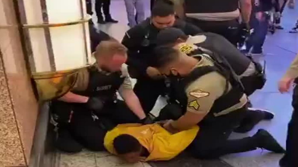  Impactante video muestra c&oacute;mo un hombre golpea violentamente a un polic&iacute;a en Las Vegas antes de ser arrestado 