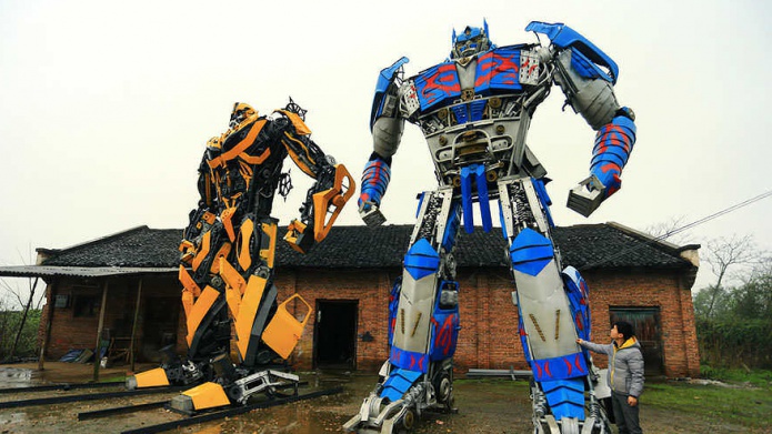 Esta familia china de granjeros convierten la chatarra en Transformers