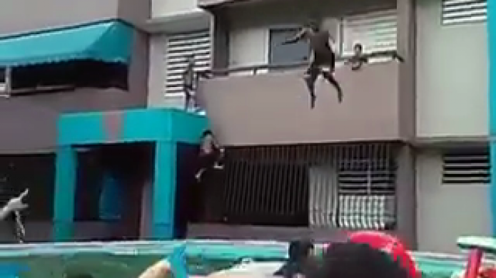 Video: ponen su vida en riesgo menores en residencial publico lanzándose a una piscina desde una segundo piso