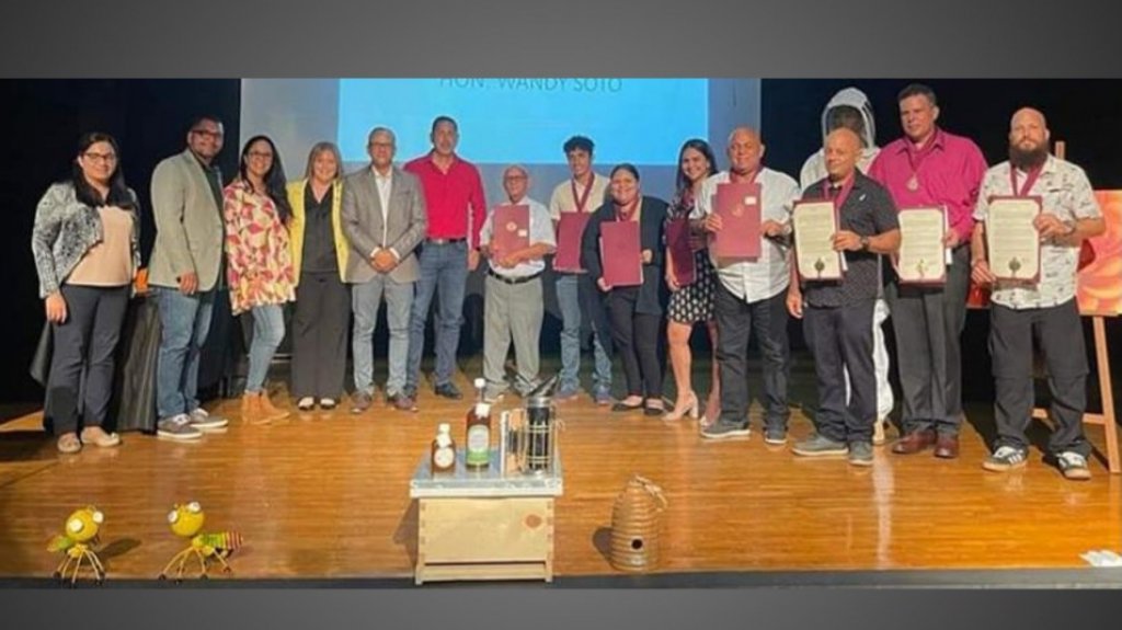  Gradúan primera escuela de apicultores en San Lorenzo 