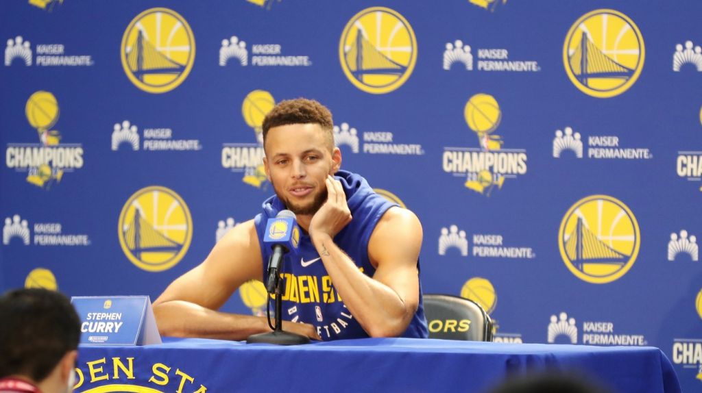 Curry anota 33 puntos en el triunfo de los Warriors