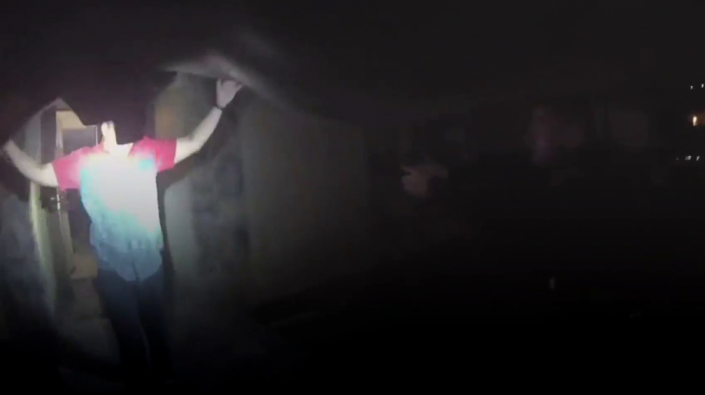  Video:Un polic&iacute;a mata a un joven que ya hab&iacute;a arrojado su arma y caminaba con las manos en alto 