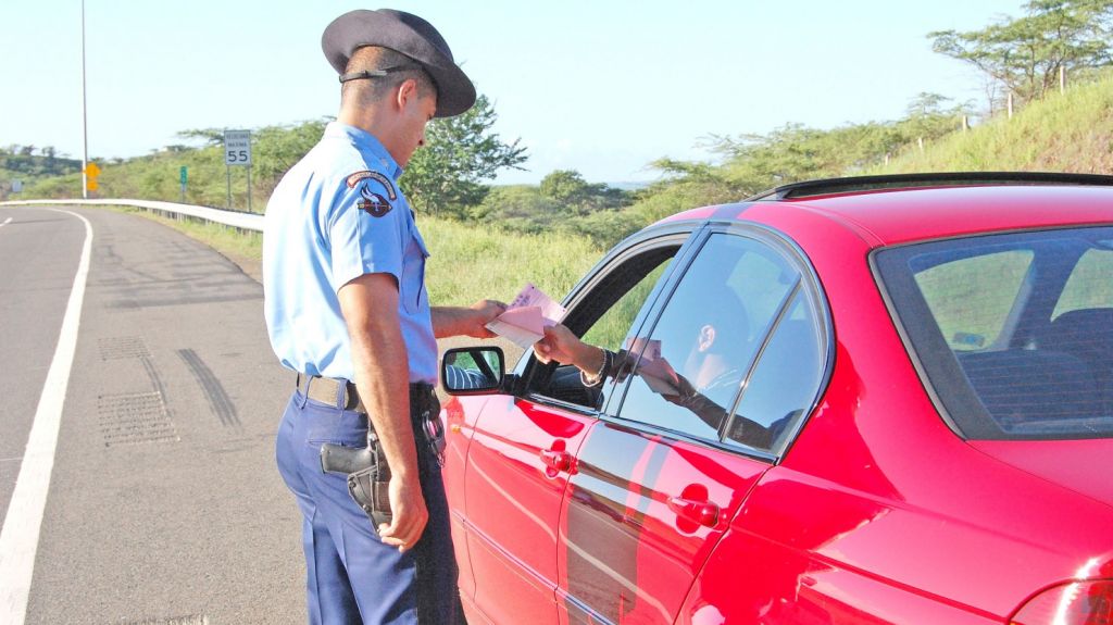  Proponen suspender la licencia de conducir por pasar la luz roja en tres ocasiones 