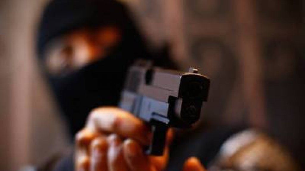  Asaltan a un transe&uacute;nte en Santurce y le roban cartera con un celular 
