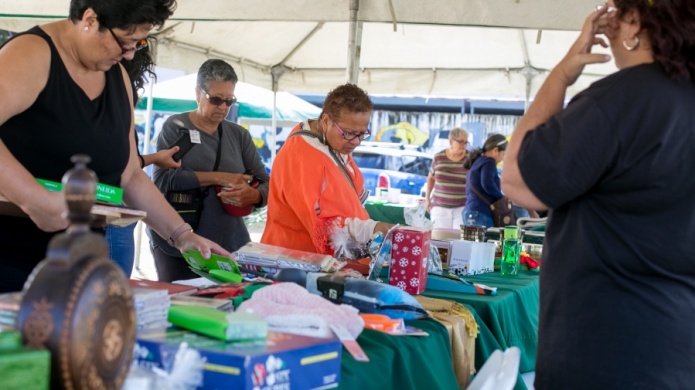 CaÃ±o MartÃ­n PeÃ±a celebra bazar postnavideÃ±o con regalos de "El Intercambio"