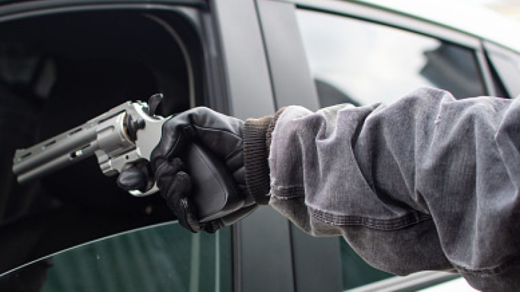 Carjacking a mujer que estacion&oacute; en el paseo a fumar en San Lorenzo 