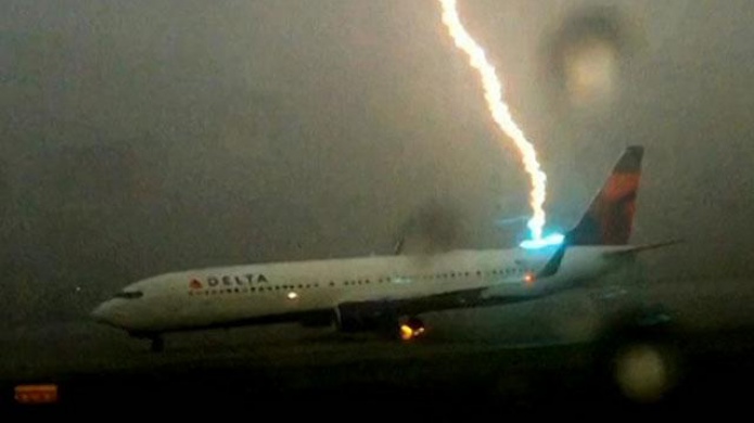 Pasajero capta el momento en que un fuerte rayo cae sobre un aviÃ³n