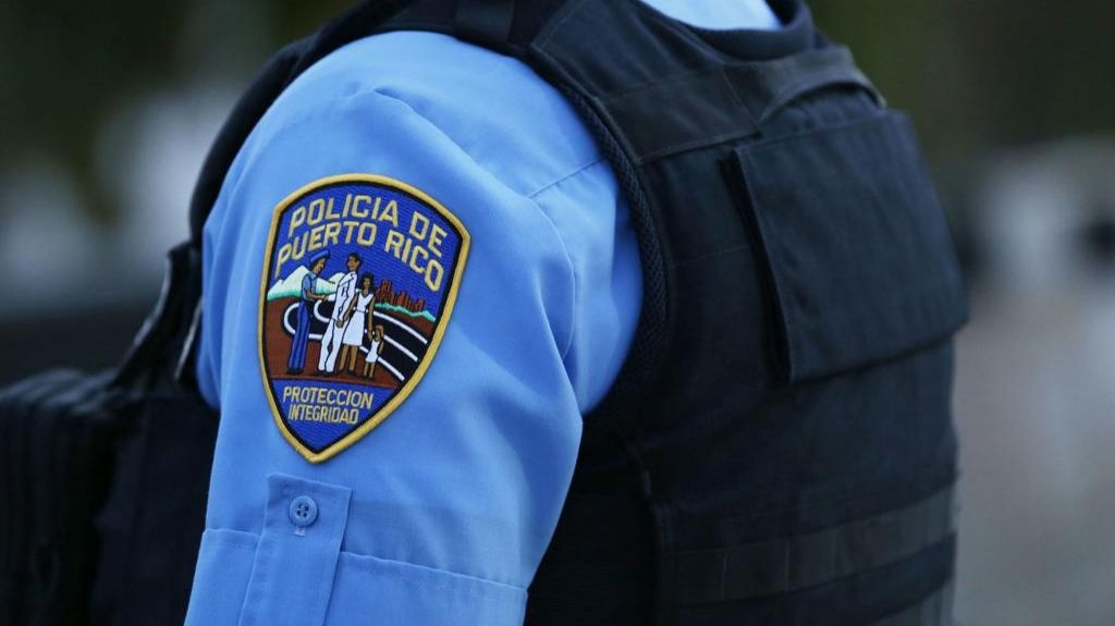  Arrestan a cinco y ocupan armas y municiones en allanamiento en Aguadilla 