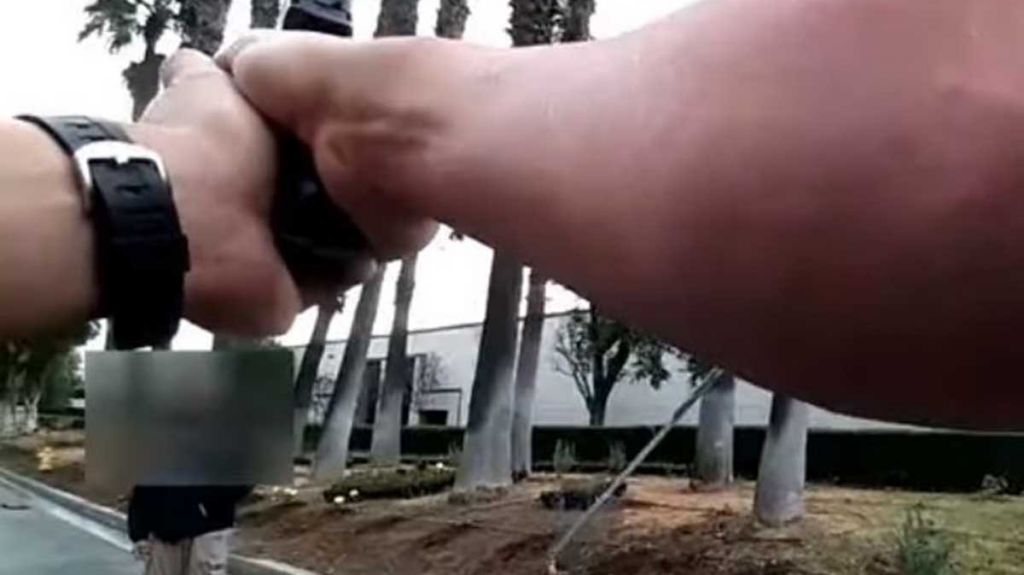  Video: Joven finge tener un arma escondida para que polic&iacute;a le dispare 