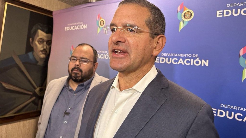  Con la gorra que no le queda bien, el gobernador va a limpiar su agenda para ver el juego entre PR y República Dominicana 