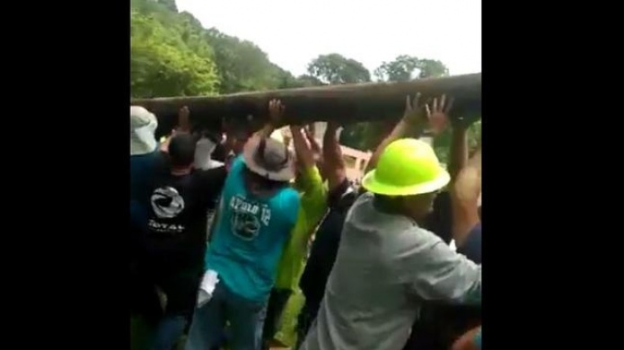  Video: Ciudadanos dan la mano a empleados de la AEE para levantar un poste  