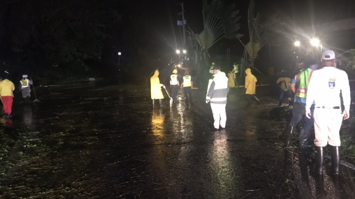 Con el inicio del toque de queda se inician labores de limpieza en las carreteras de la isla