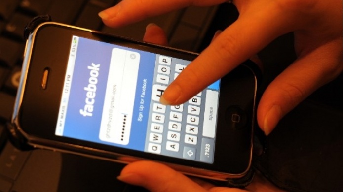 Una mujer cae de un muelle mientras usaba Facebook en su celular