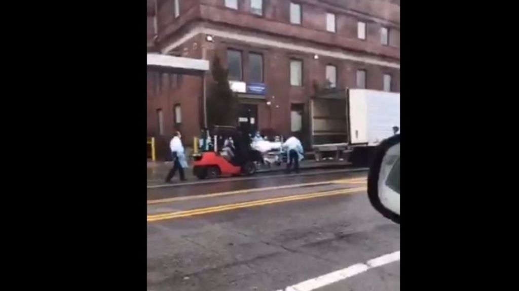  Video: Colocan cuerpos de muertos por coronavirus en tr&aacute;ileres en NuevaYork 